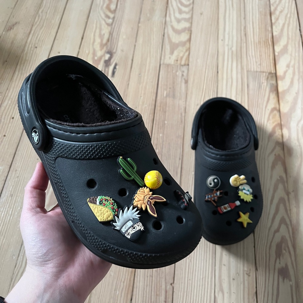Crocs Classic Lined Clogs Women 7 Men 5 Black Faux Fur Jibbitz Charms Comfort